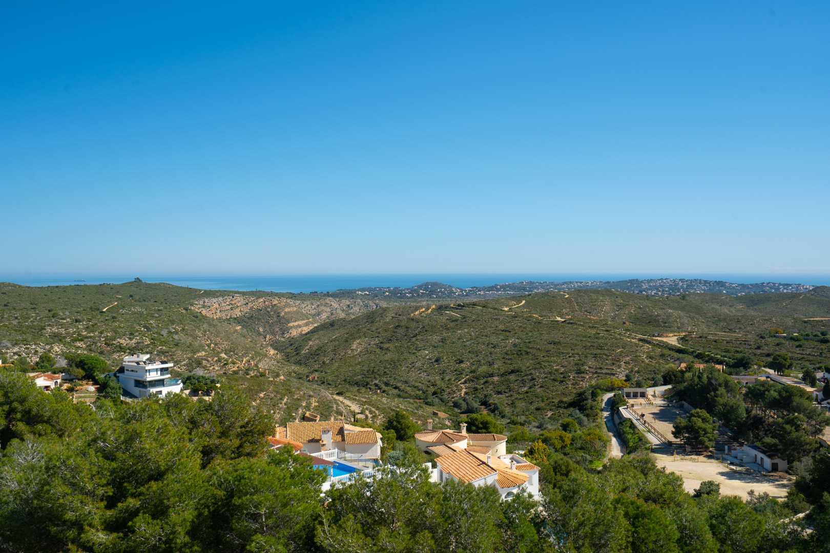 Vues panoramiques depuis la propriété sur le parc naturel de la Granadella et la mer Méditerranée, mettant en valeur le relief vallonné et le littoral.
