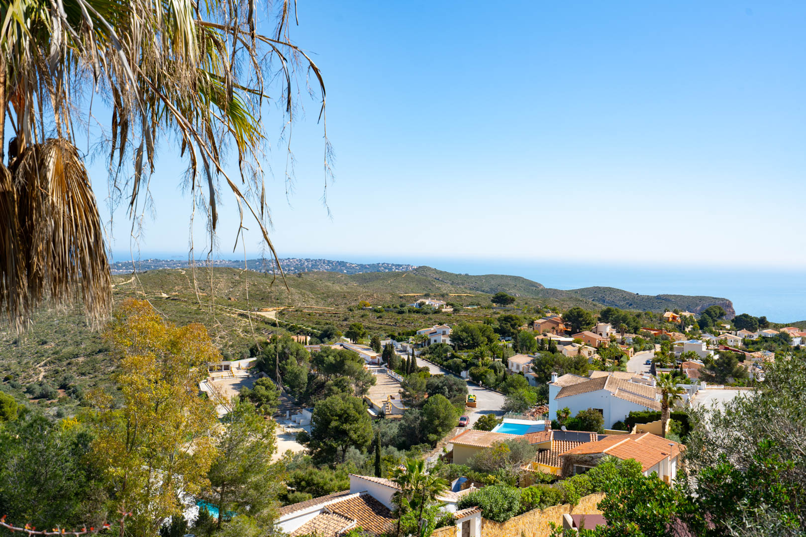 Vues panoramiques depuis la propriété sur le parc naturel de la Granadella, le quartier résidentiel de Cumbre del Sol et la mer Méditerranée.