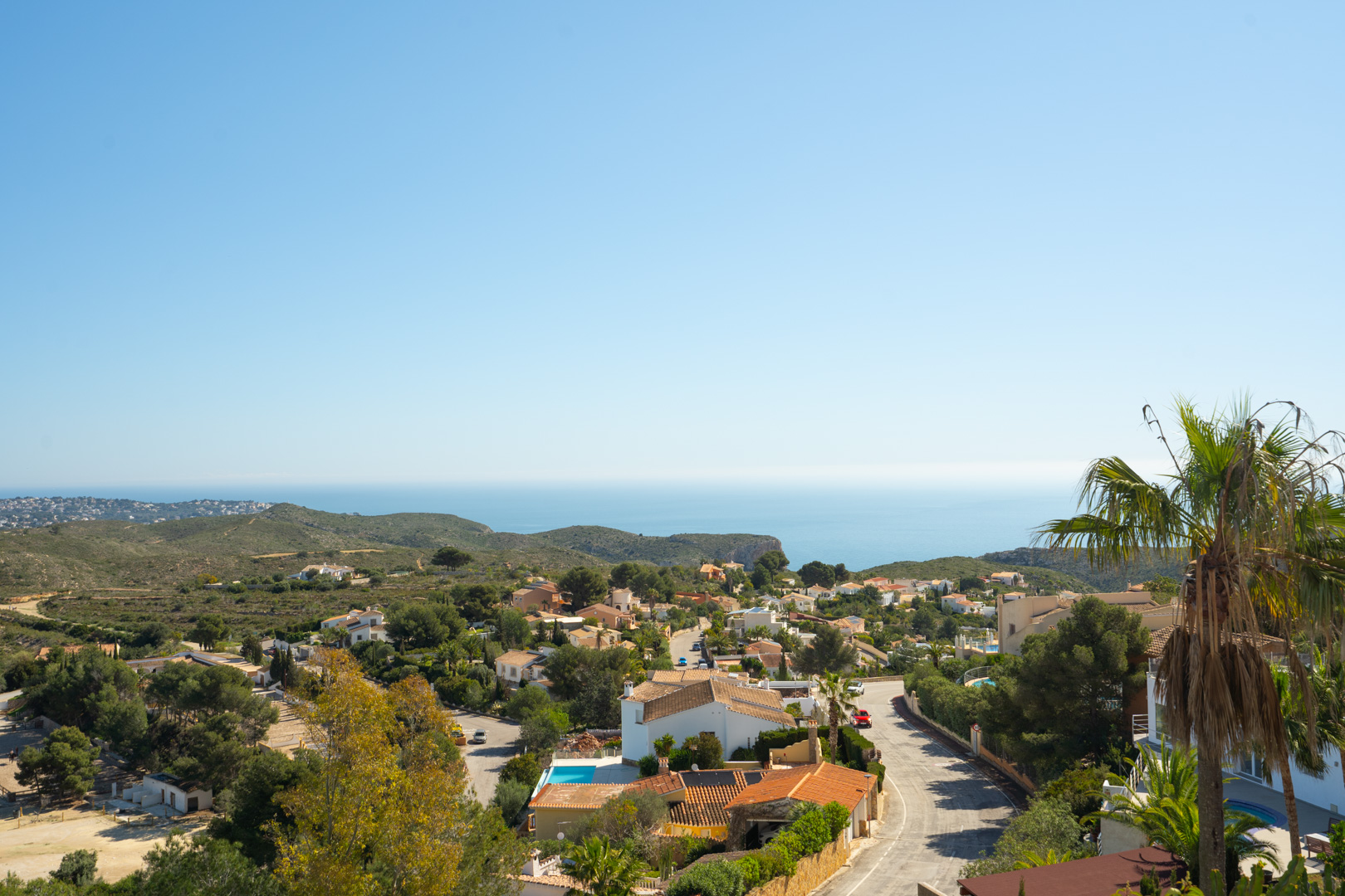 Vues panoramiques depuis la propriété sur le quartier résidentiel de Cumbre del Sol, la mer Méditerranée et les collines verdoyantes.
