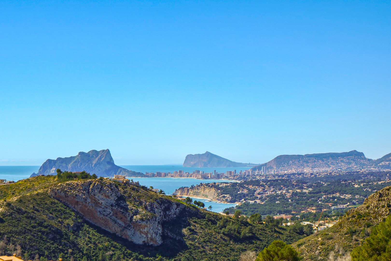 Vues panoramiques depuis la propriété incluant le Peñón de Ifach à Calpe, la côte de Benissa et la silhouette de Benidorm à l'horizon par temps clair.