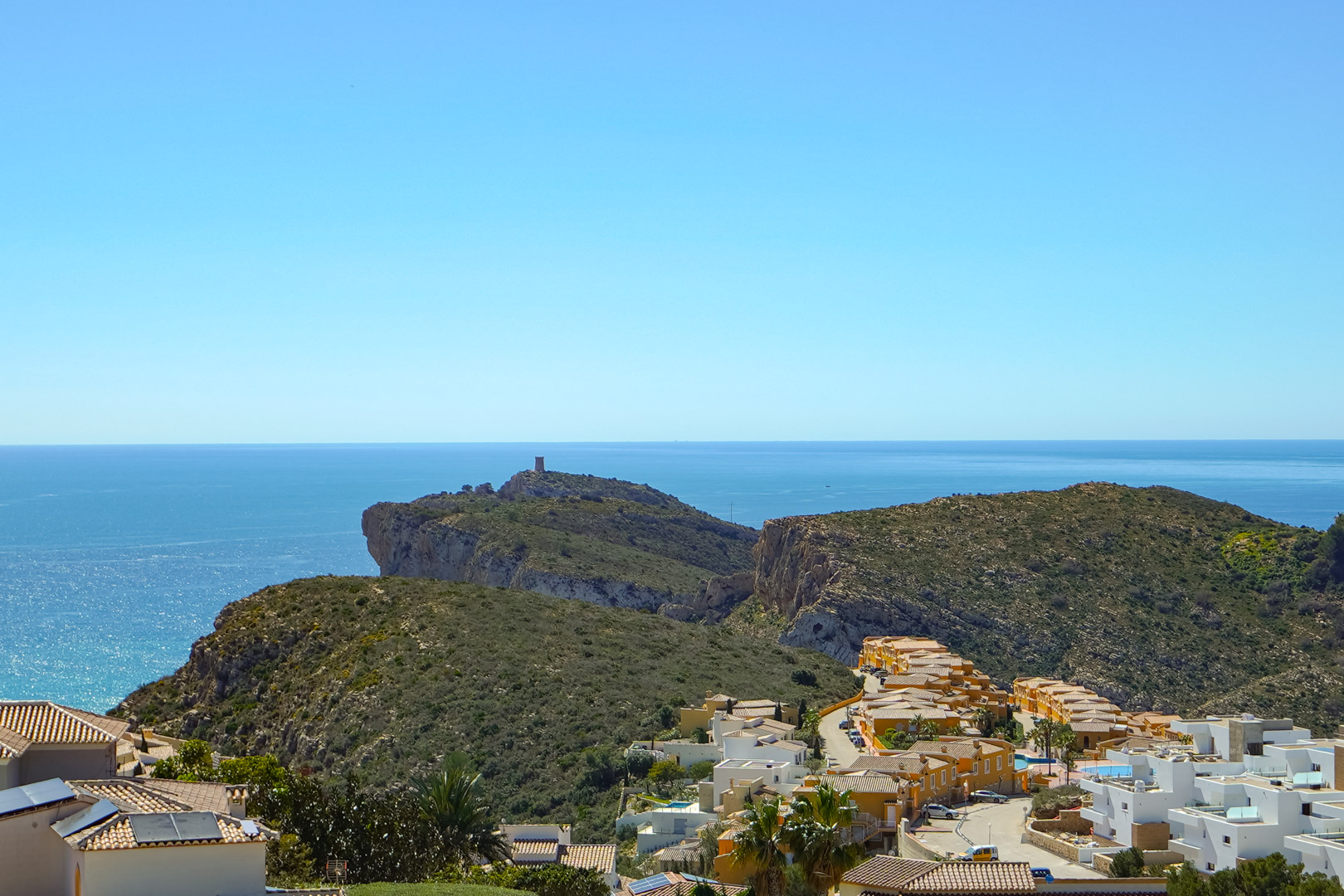 Vues panoramiques depuis la propriété sur le Cap d’Or à Moraira, englobant la mer Méditerranée et le quartier résidentiel de Cumbre del Sol.