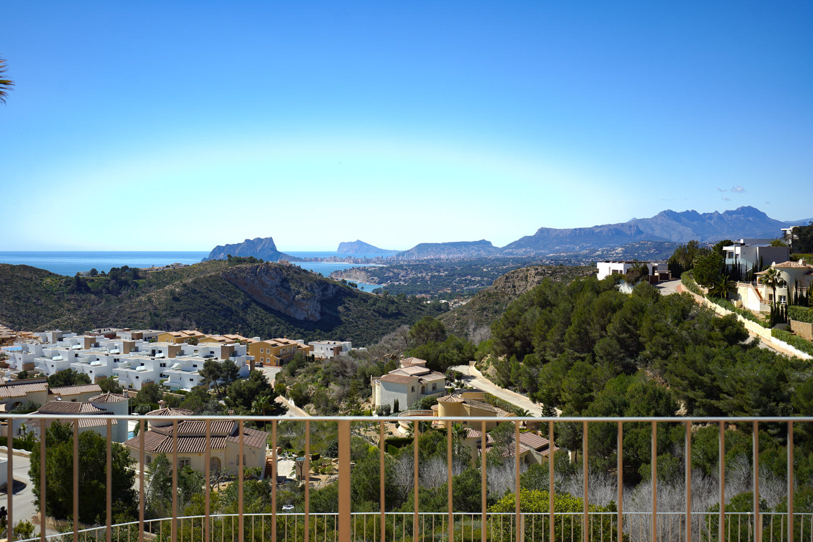 Vues panoramiques depuis la terrasse sur le Peñón de Ifach à Calpe et la côte de Benidorm, entourées par la nature méditerranéenne.