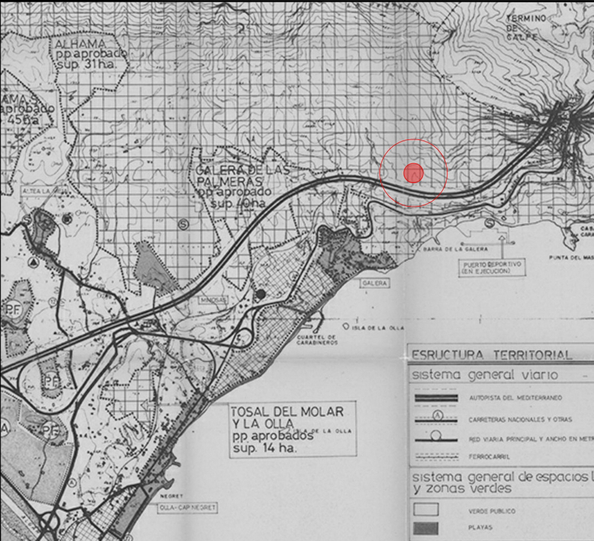 Plan technique de localisation indiquant la parcelle en rouge dans le plan d'urbanisme d'Altea Hills, soulignant sa proximité avec la côte et l'autoroute AP-7.