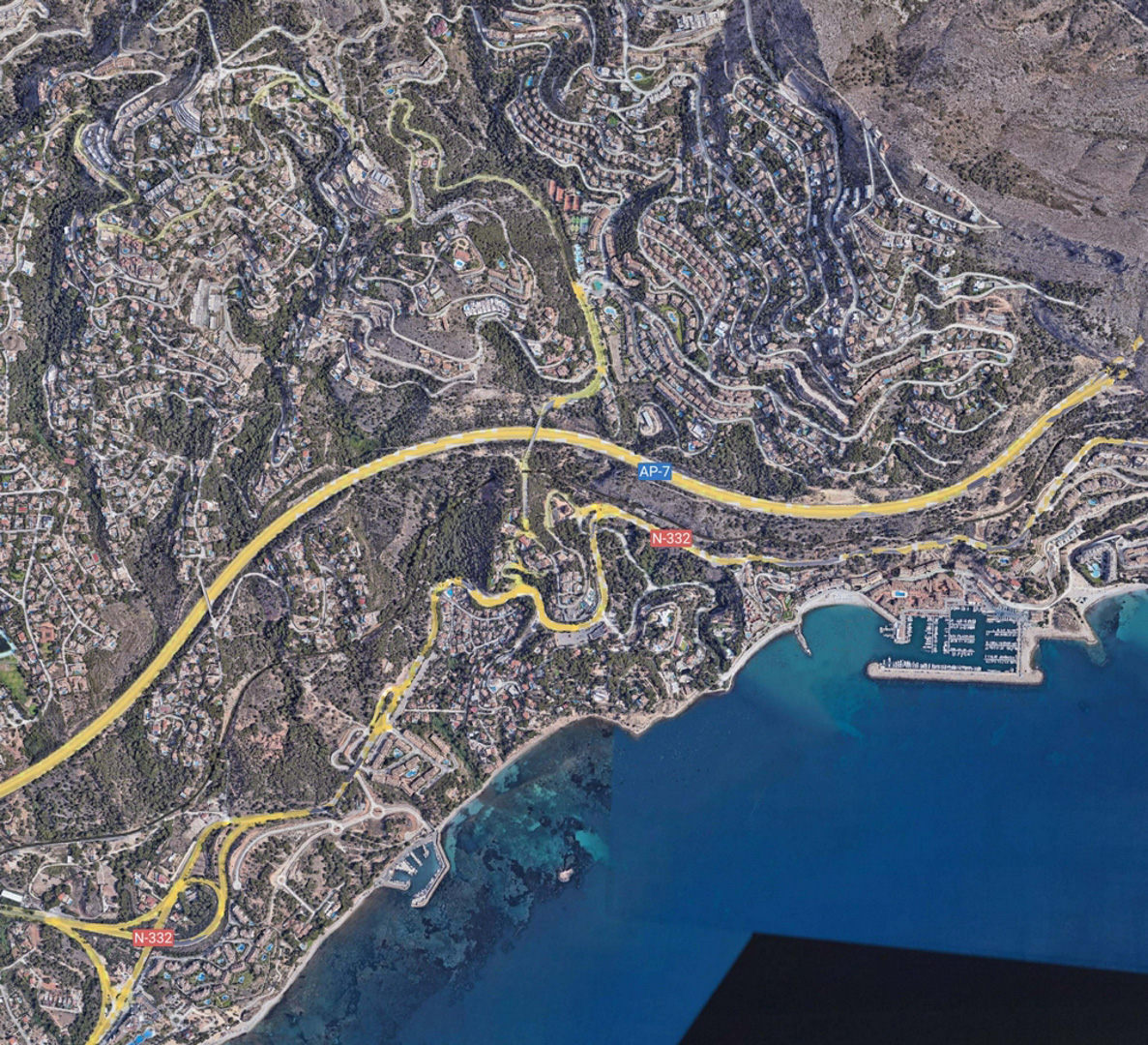 Vue aérienne satellite d'Altea Hills illustrant la connexion stratégique à l'autoroute AP-7, la route N-332 et la proximité du port Marina Greenwich.