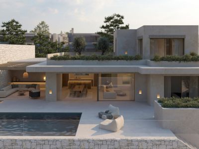 Extérieur de villa moderne avec piscine privée, vaste terrasse et salon extérieur couvert. Les baies vitrées intègrent les espaces intérieurs au cadre serein.