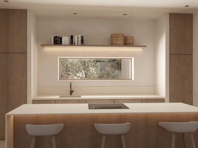 Îlot de cuisine moderne avec plaque intégrée, plan de travail blanc et trois tabourets. Comprend des armoires en bois, une fenêtre rectangulaire avec vue sur le jardin et des étagères éclairées.