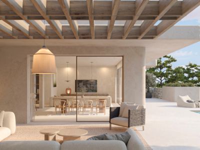 Vaste terrasse extérieure avec pergola en bois et salon, reliée à la salle à manger intérieure par de grandes portes vitrées. Une piscine privée est visible à l'arrière-plan.