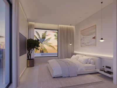 Chambre principale moderne avec lit blanc, éclairage d'ambiance et grandes fenêtres encadrant des palmiers au coucher du soleil. Sol carrelé clair et tapis texturé.
