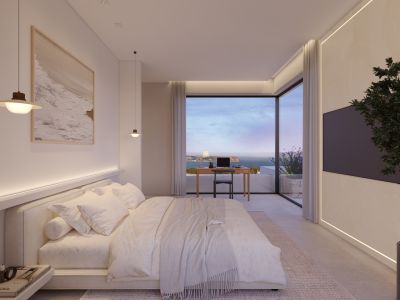 Chambre spacieuse avec lit king-size, éclairage intégré et bureau contemporain. Les baies vitrées offrent une vue panoramique sur la mer et la côte, complétée par une télévision murale.