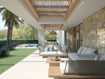 Terrasse couverte avec mobilier de salon extérieur contemporain, mur en pierre naturelle et plafond en bois ajouré. Vue sur un jardin paysager avec pelouse, plantes à fleurs, palmiers et piscine.