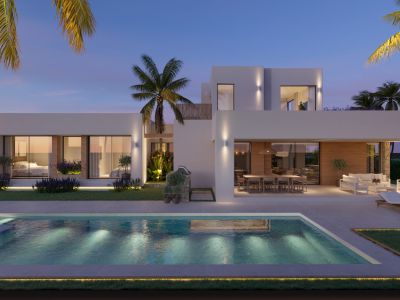 Extérieur de villa moderne au crépuscule avec piscine privée illuminée, pelouse entretenue et espaces repas et salon extérieurs sous éclairage architectural.
