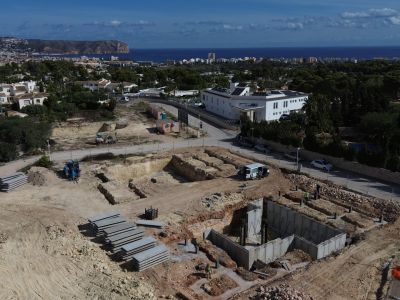 Vue aérienne du chantier avec fondations en béton et excavations. En arrière-plan, la ville de Jávea, la mer Méditerranée et le Cap de San Antonio.