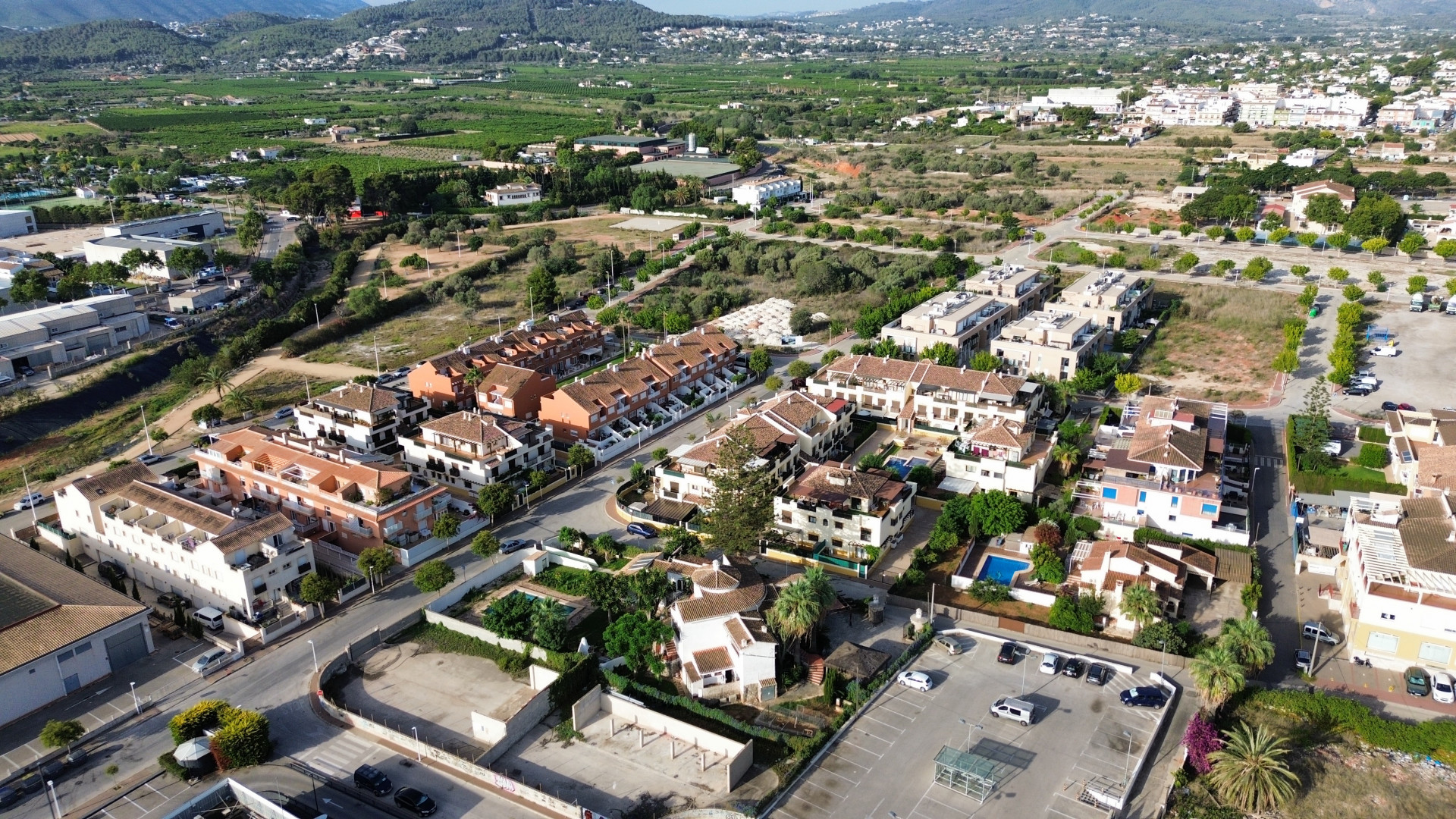 Vue aérienne de la propriété à Jávea, entourée de résidences et de verdure.