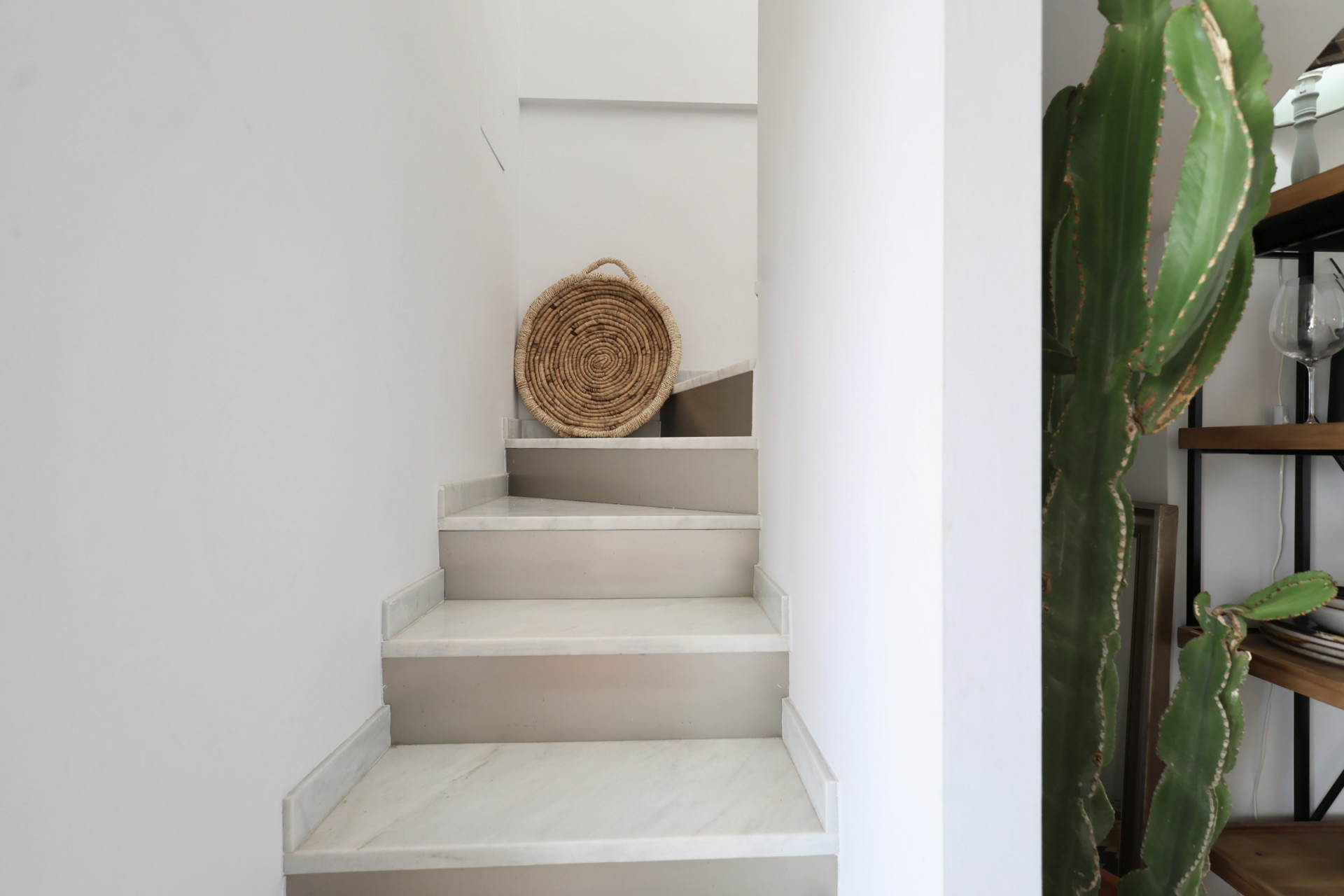Détail d'escalier avec marches en marbre et décoration rustique à Jávea.