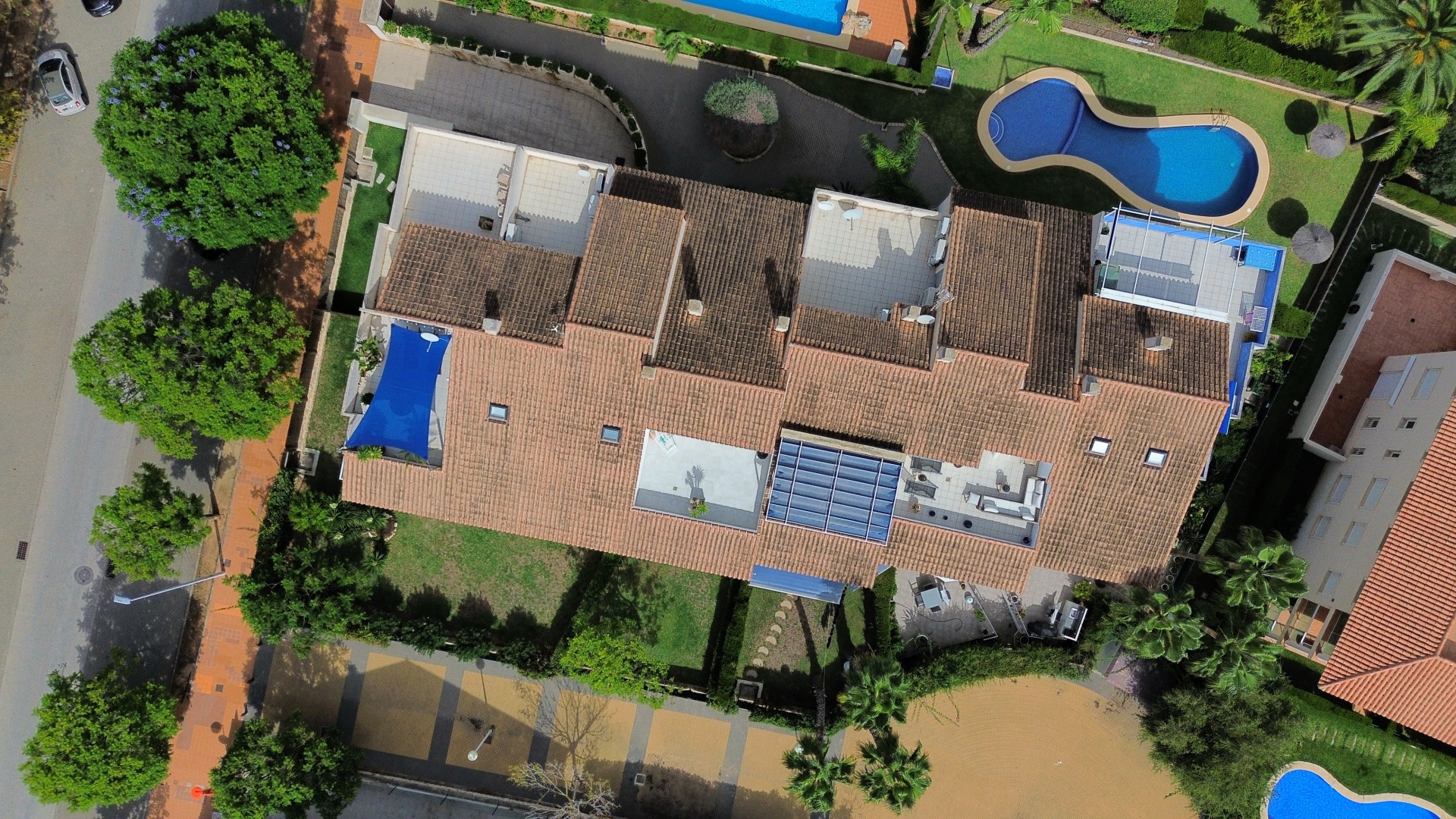 Vue aérienne du penthouse en duplex avec terrasses, piscine et jardins luxuriants.
