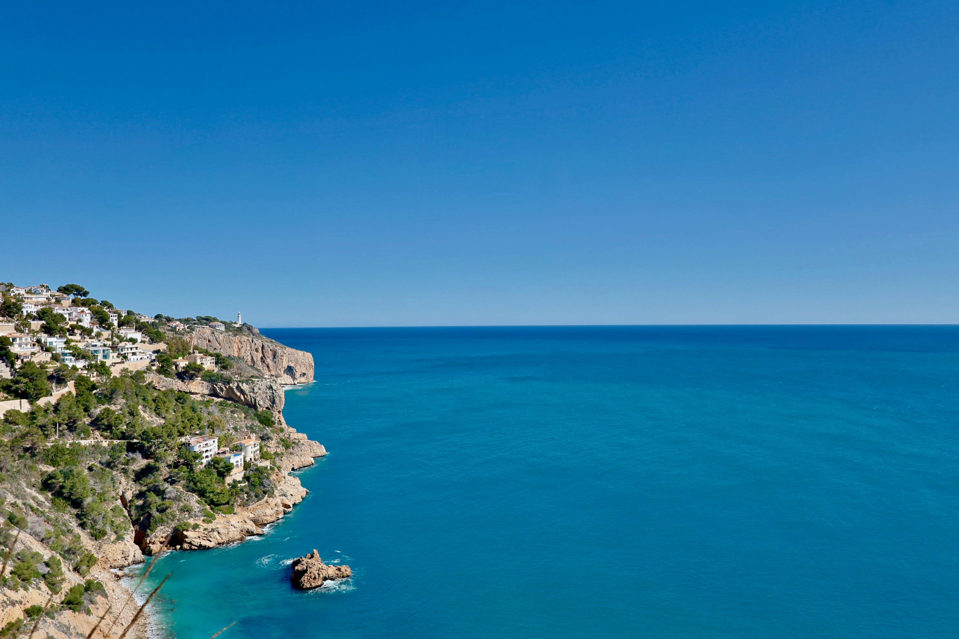 Vue panoramique sur la côte rocheuse de Jávea et la mer Méditerranée bleue.
