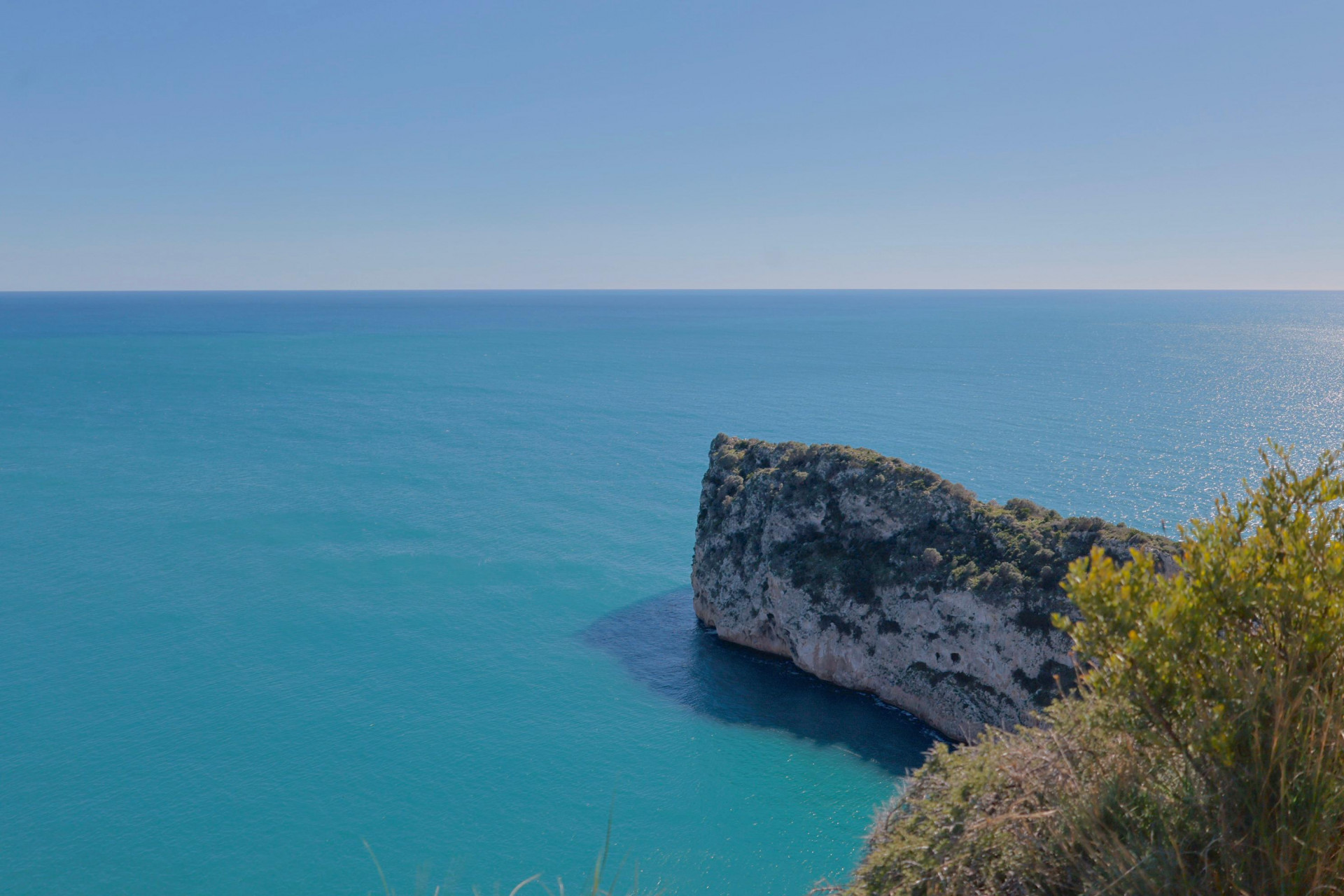 Vue panoramique sur la mer Méditerranée et la falaise rocheuse depuis la côte de Jávea.