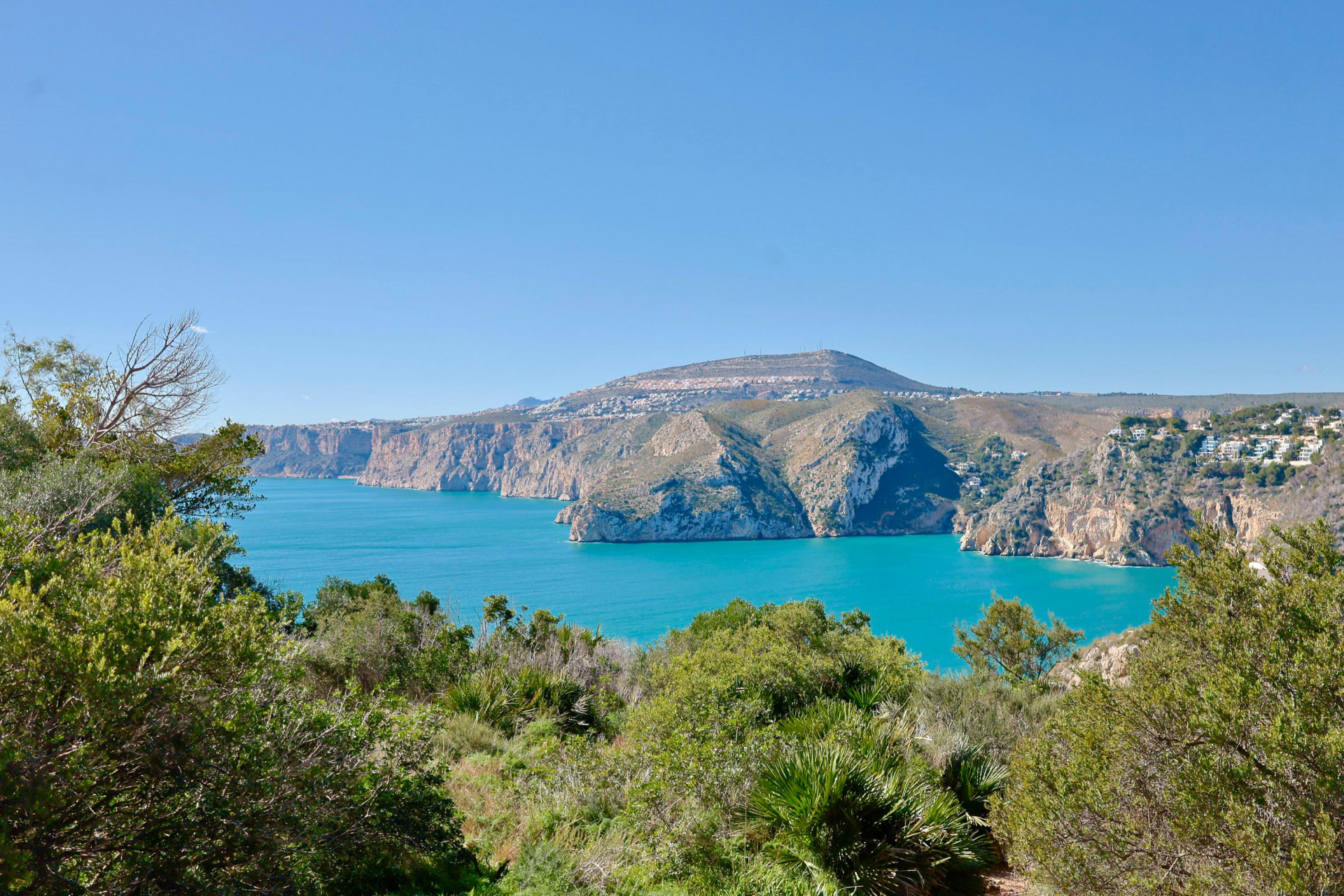 Vues panoramiques sur la côte rocheuse et la mer Méditerranée depuis la végétation luxuriante de Jávea.