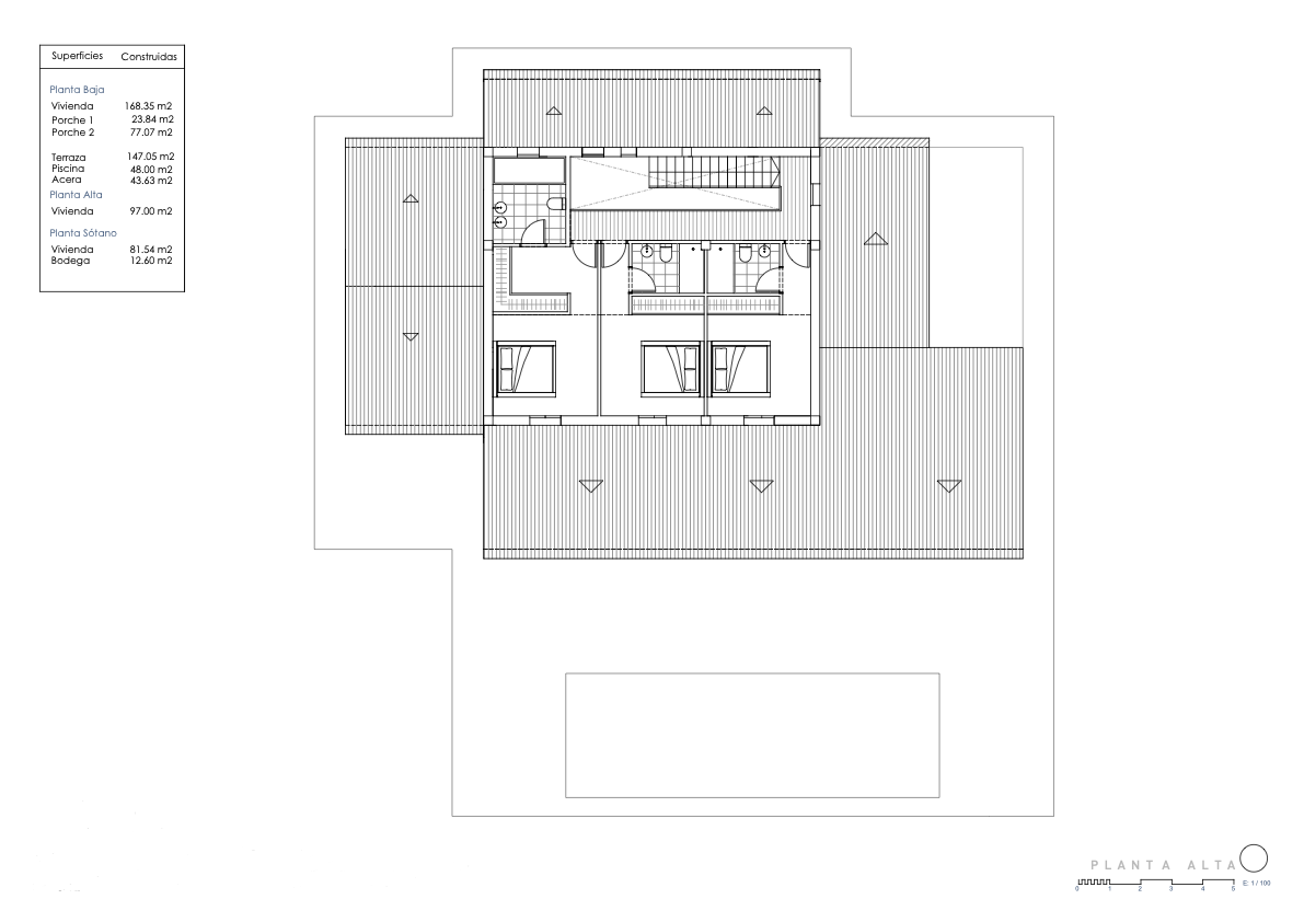 Plan technique de l'étage supérieur illustrant la disposition de trois chambres, trois salles de bains et l'accès à l'escalier interne.