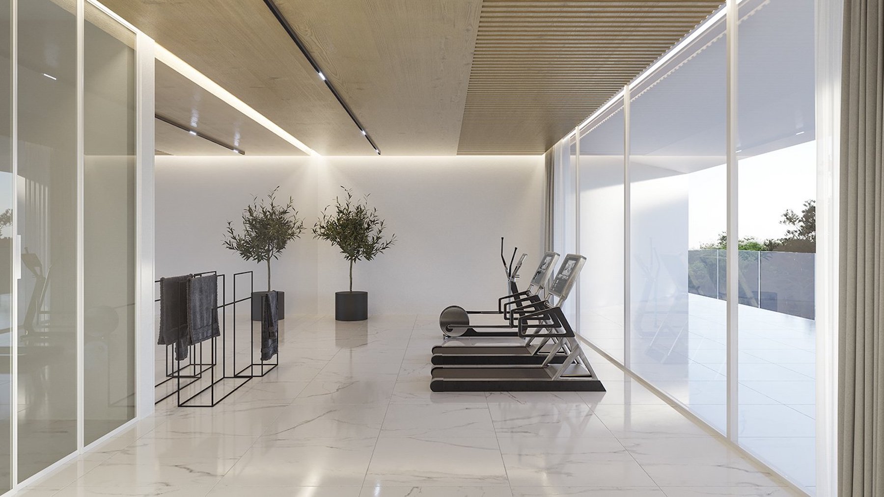 Salle de sport privée avec sol en marbre blanc, plafond en bois à éclairage intégré et grandes baies vitrées ouvrant sur l'extérieur.