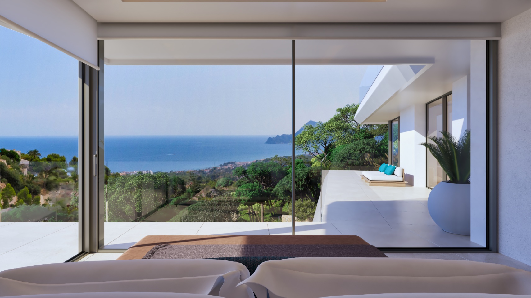 Chambre principale avec baies vitrées toute hauteur offrant une vue panoramique sur la Méditerranée et un accès direct à une terrasse privée aménagée.