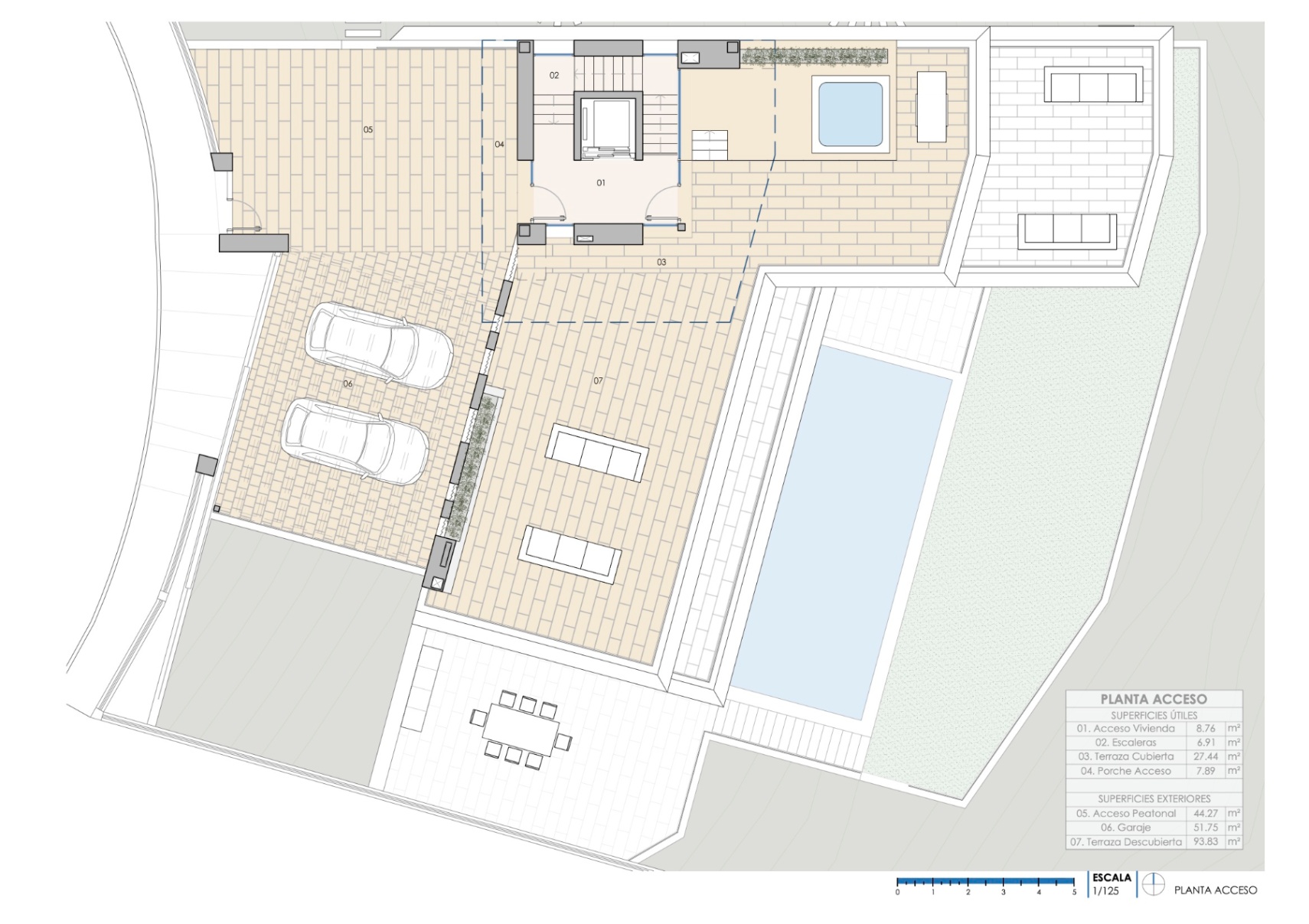 Plan d'architecte du niveau d'accès illustrant le double garage, l'entrée principale avec ascenseur et une vaste terrasse jouxtant la piscine.