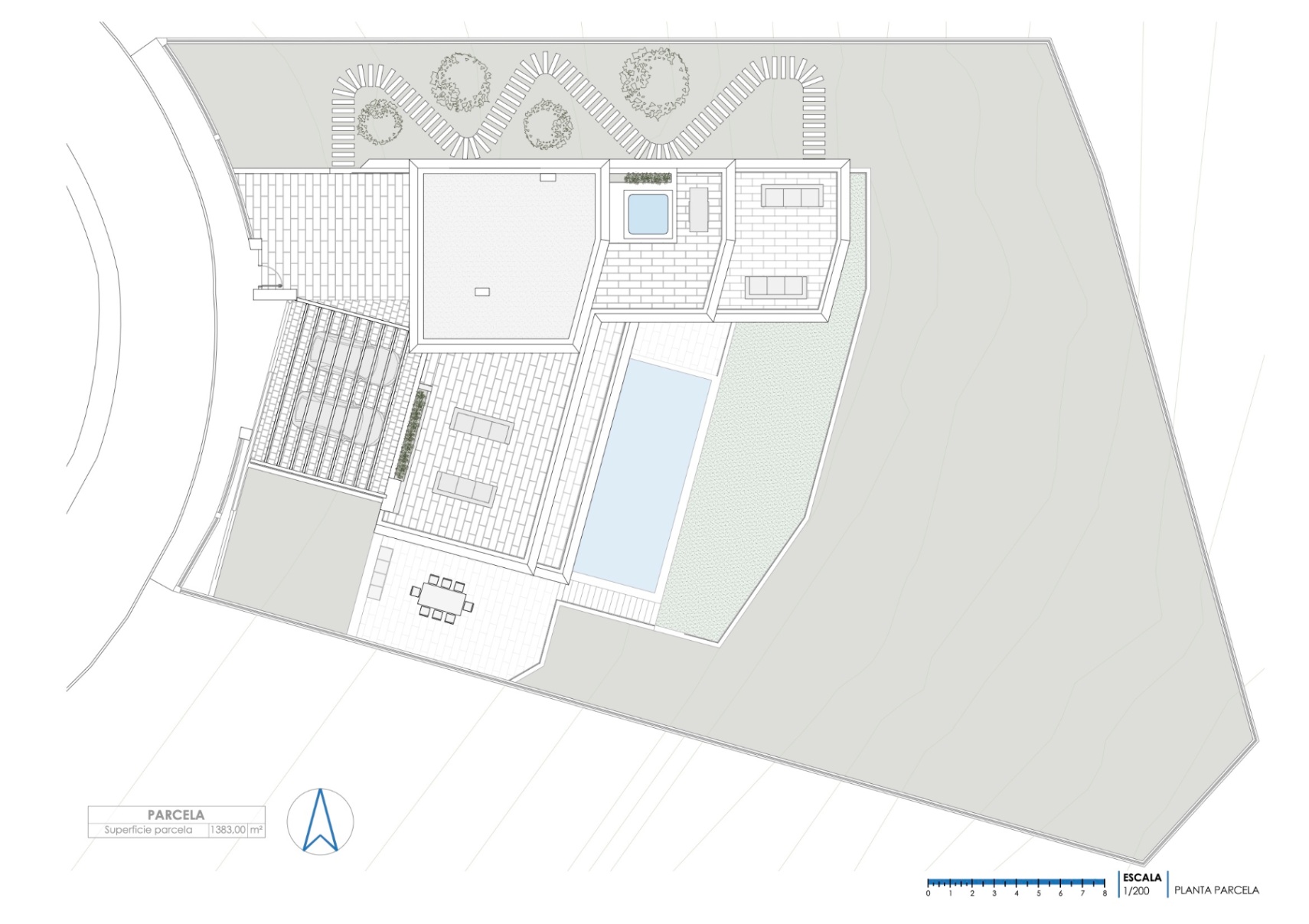 Plan de masse de la parcelle de 1 383 m² détaillant l'implantation de la villa, la piscine à débordement, les terrasses et les aménagements paysagers.