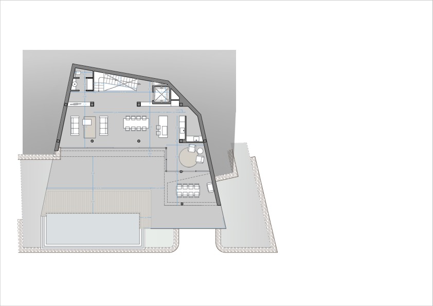Plan architectural de la villa, présentant l'aménagement intérieur et la piscine extérieure.