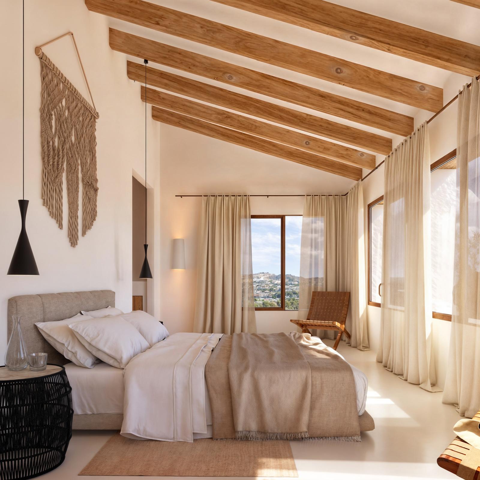 Chambre principale avec hauts plafonds à poutres apparentes, grandes fenêtres offrant des vues dégagées et une décoration méditerranéenne aux tons naturels et apaisants.