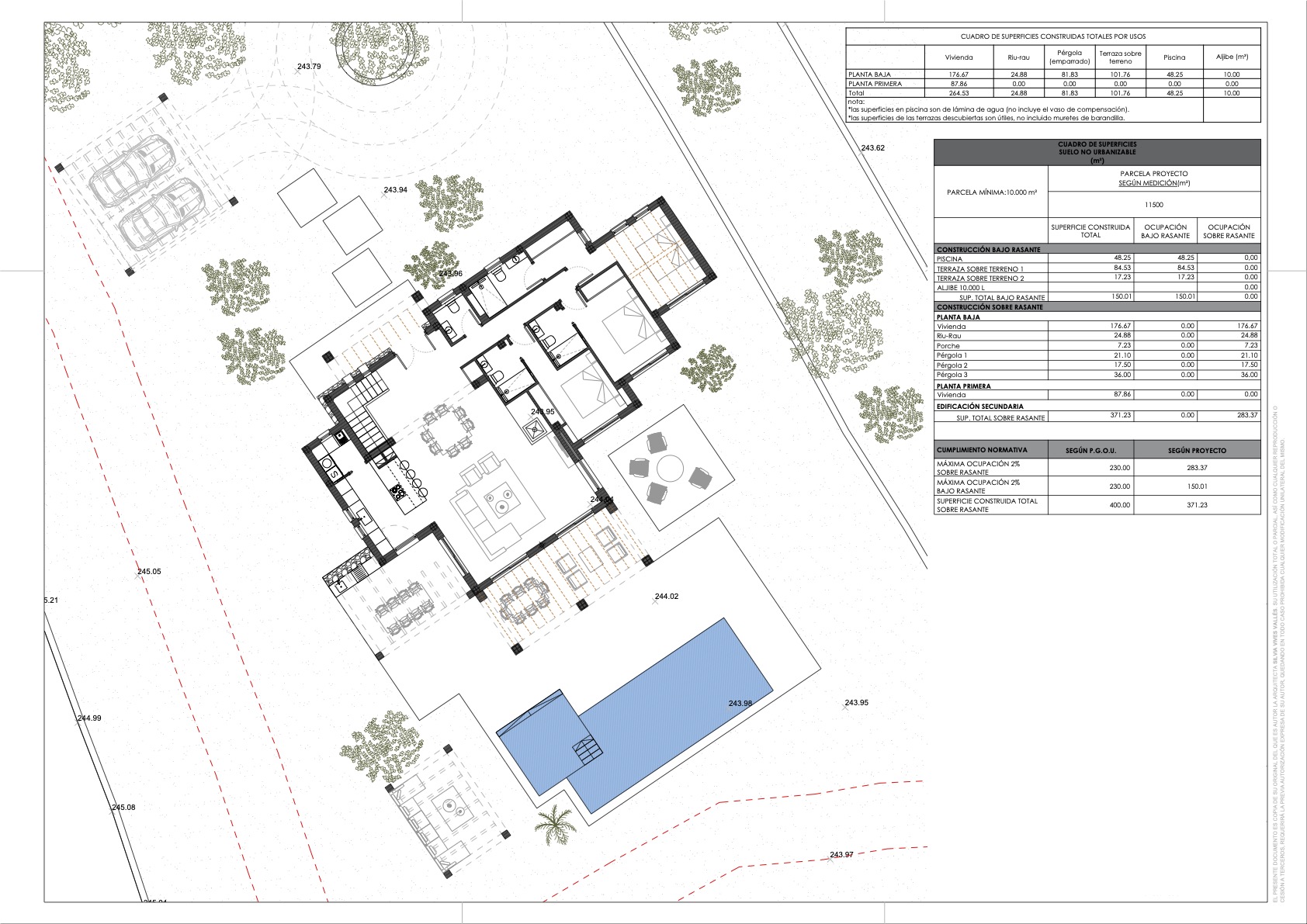 Plan technique détaillé du rez-de-chaussée et des extérieurs, montrant la distribution des pièces, la piscine, les terrasses et le tableau des surfaces.