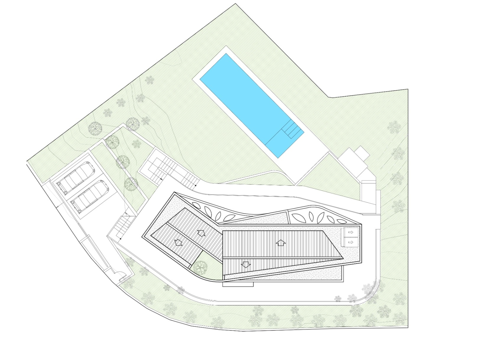 Plan de masse illustrant l'architecture courbe de la villa, la piscine rectangulaire, le double abri voiture et l'aménagement paysager du terrain.