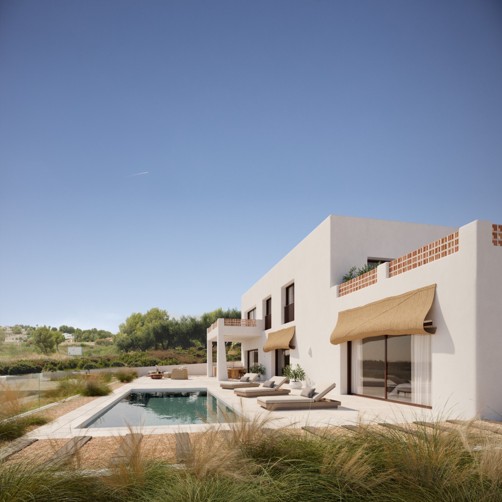 Vue extérieure avec piscine rectangulaire, terrasse en pierre et stores en fibres naturelles. La façade blanche est ornée de claustras en terre cuite et de baies vitrées.