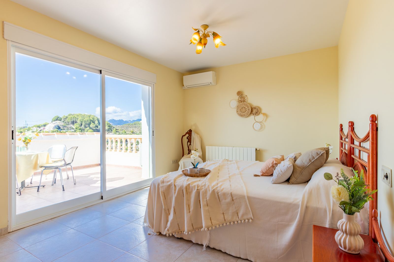 Chambre lumineuse avec accès direct à une terrasse privée. Comprend la climatisation, le chauffage central et une vue dégagée sur les montagnes environnantes.