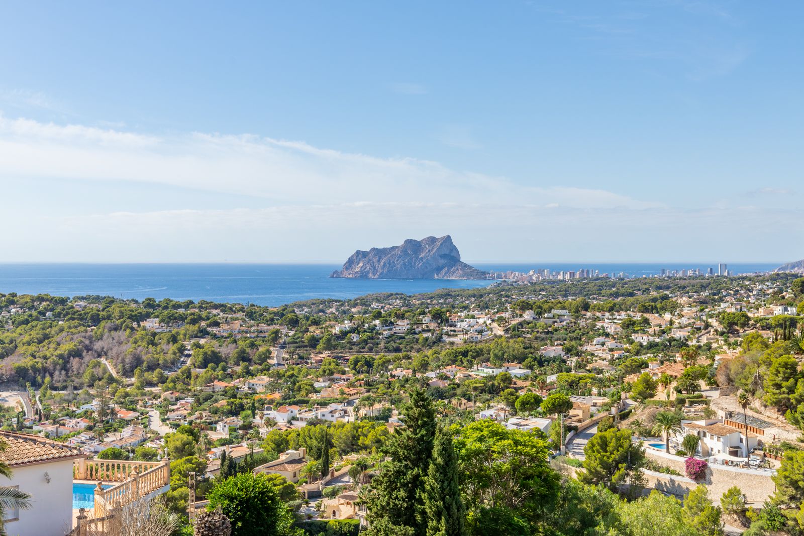 Vue panoramique depuis la propriété sur le Peñón de Ifach et la mer Méditerranée, surplombant le paysage verdoyant de Benimeit à Moraira.