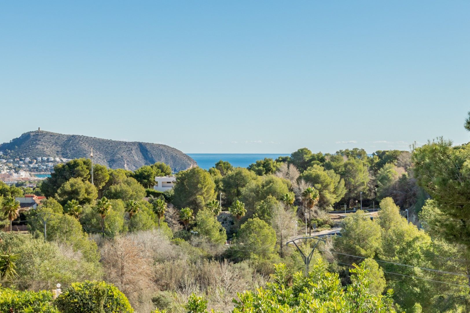 Vues panoramiques depuis la propriété sur la mer Méditerranée et le Cap d'Or, entourées d'une zone verte protégée offrant un cadre naturel et privé.