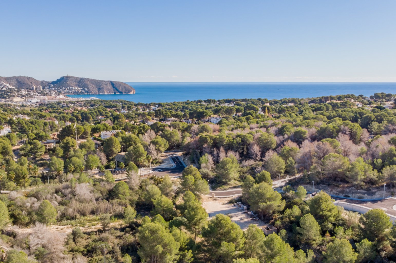 Vues panoramiques sur la mer Méditerranée et le Cap d'Or, surplombant une zone forestière protégée offrant un cadre naturel préservé et une intimité totale.