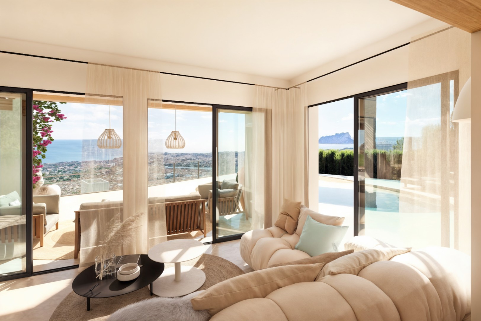 Salon à aire ouverte avec de grandes baies vitrées Technal offrant une vue panoramique sur la mer et le Peñón de Ifach, reliant l'intérieur à la terrasse et la piscine.