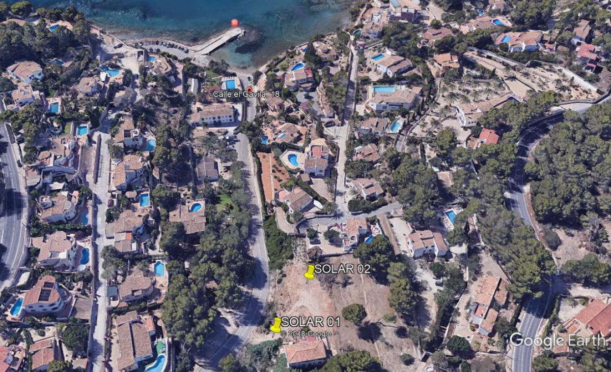 Vue aérienne montrant l'emplacement des parcelles Solar 01 et Solar 02, situées à proximité immédiate de Cala Advocat et du littoral méditerranéen.