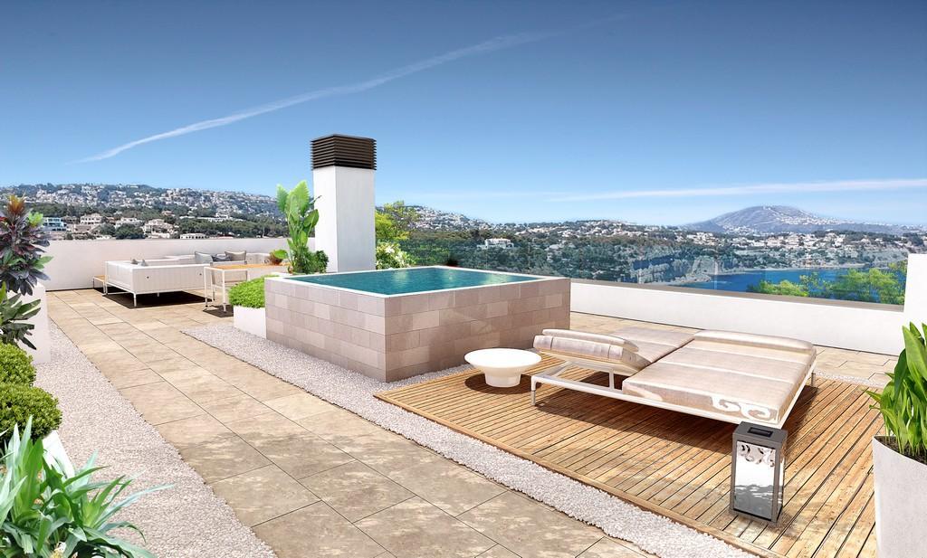 Toit-terrasse avec piscine surélevée, espace de détente sur terrasse en bois et garde-corps en verre offrant une vue panoramique sur la côte de Benissa.