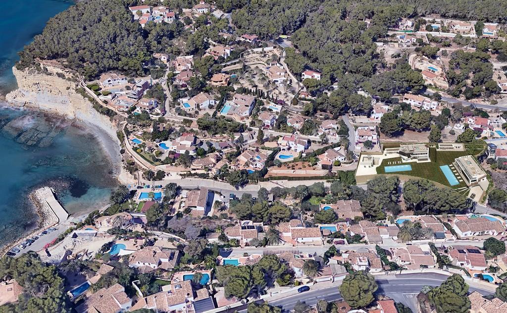 Vue aérienne montrant l'emplacement des parcelles à 150 mètres de Cala Advocat, avec des rendus de villas modernes intégrés au paysage côtier de Benissa.