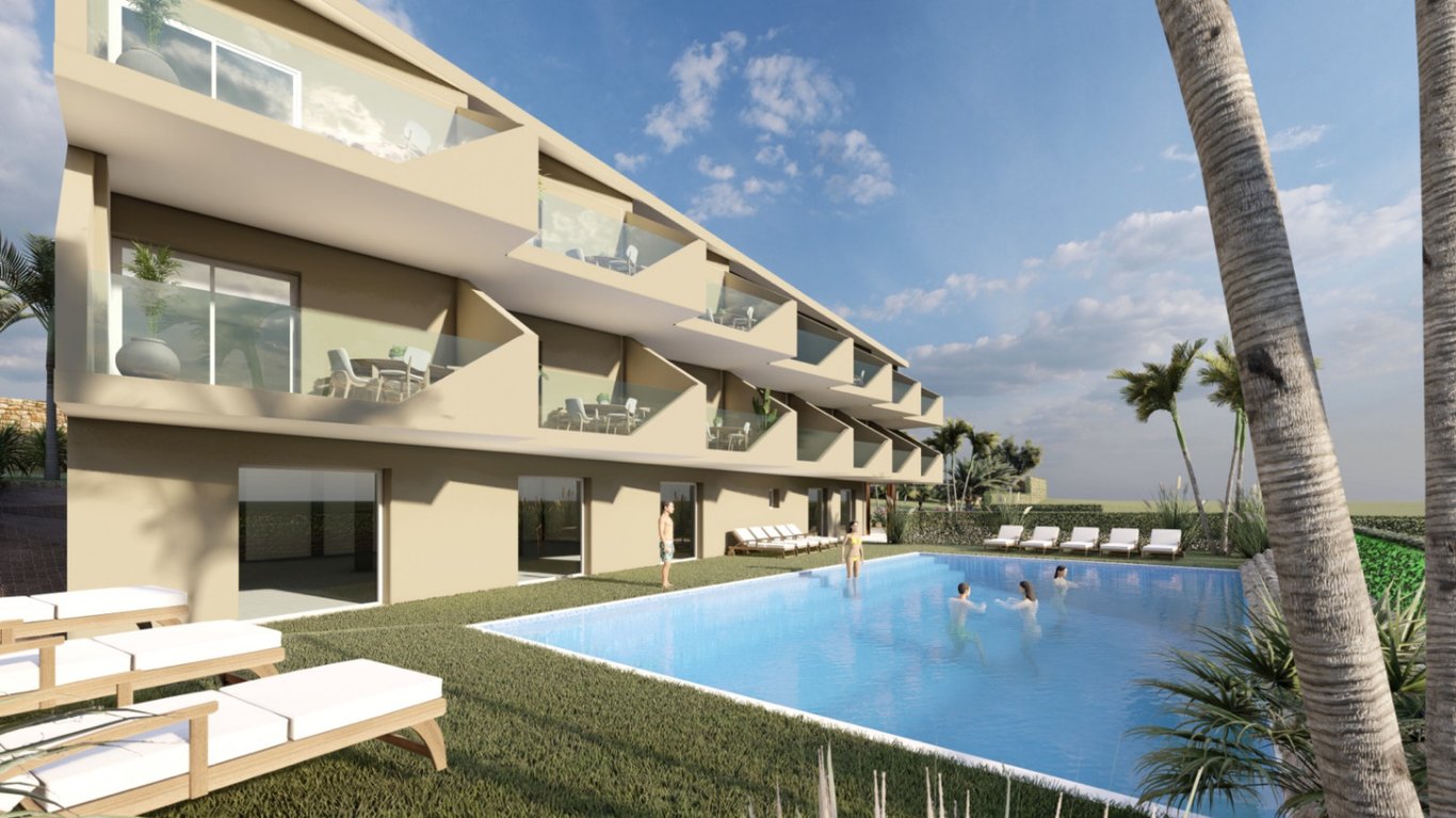 Façade moderne à trois niveaux avec balcons géométriques et garde-corps en verre, surplombant une piscine rectangulaire entourée de pelouse et de transats.