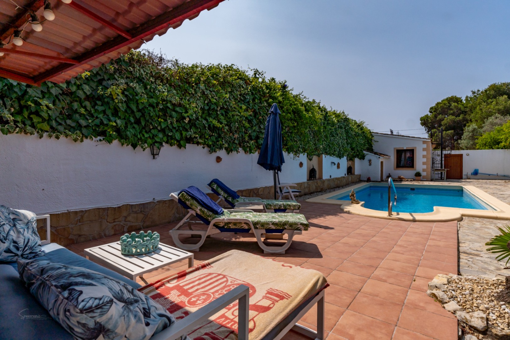 Vue de la piscine avec transats et mur végétalisé à Teulada.