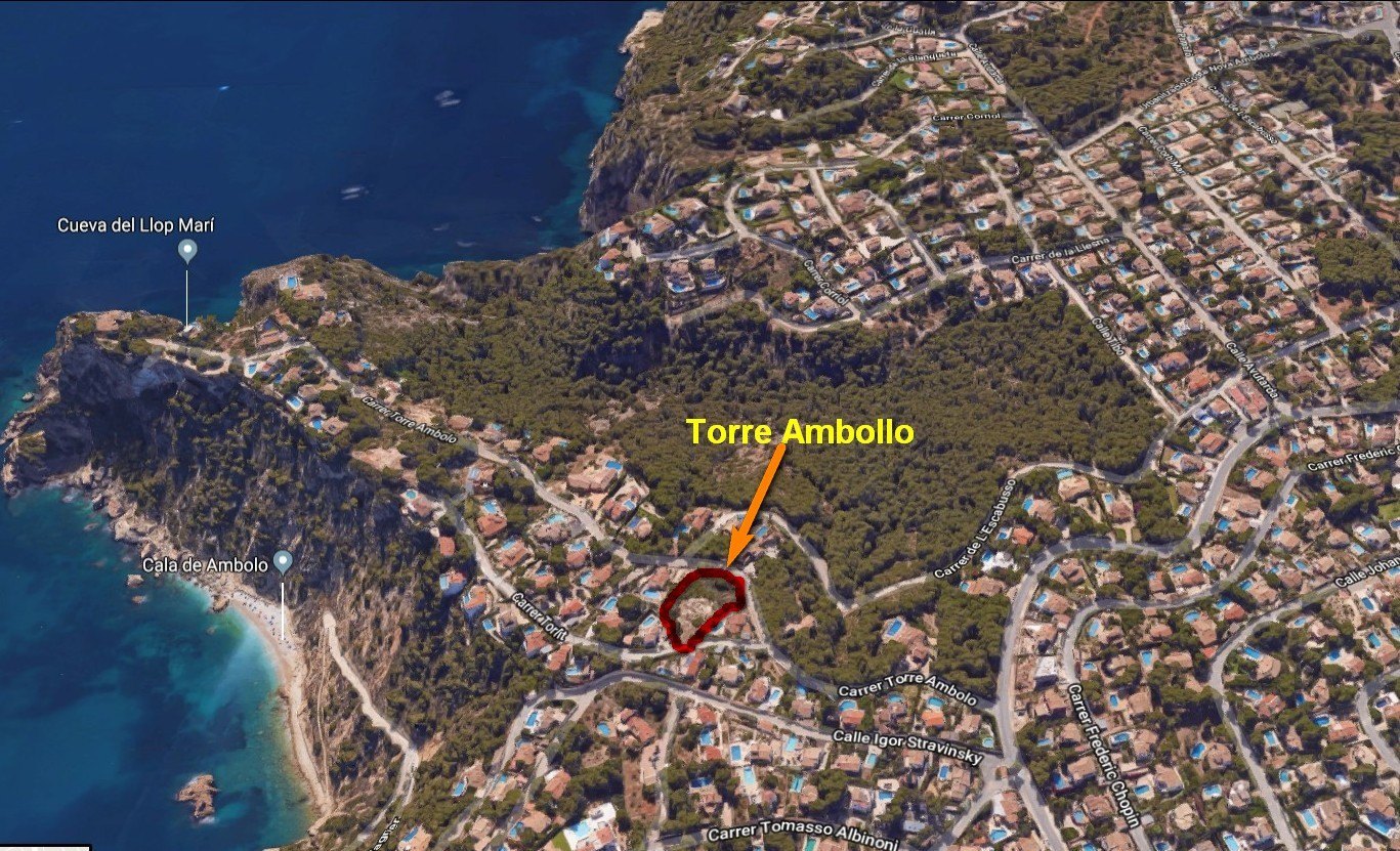 Vue aérienne par satellite des parcelles à Torre Ambolo, Jávea, situées à proximité de la Cala de Ambolo et du littoral escarpé de la Costa Blanca.