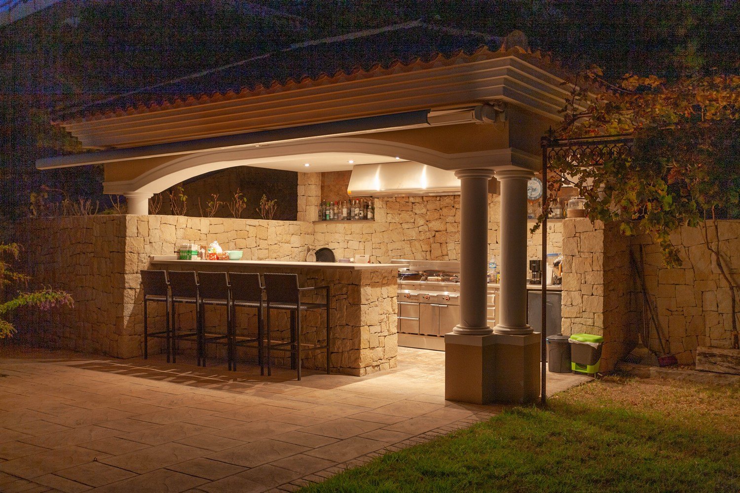 Barbecue extérieur avec bar illuminé et revêtement en pierre à Raco de Galeno, Benissa.