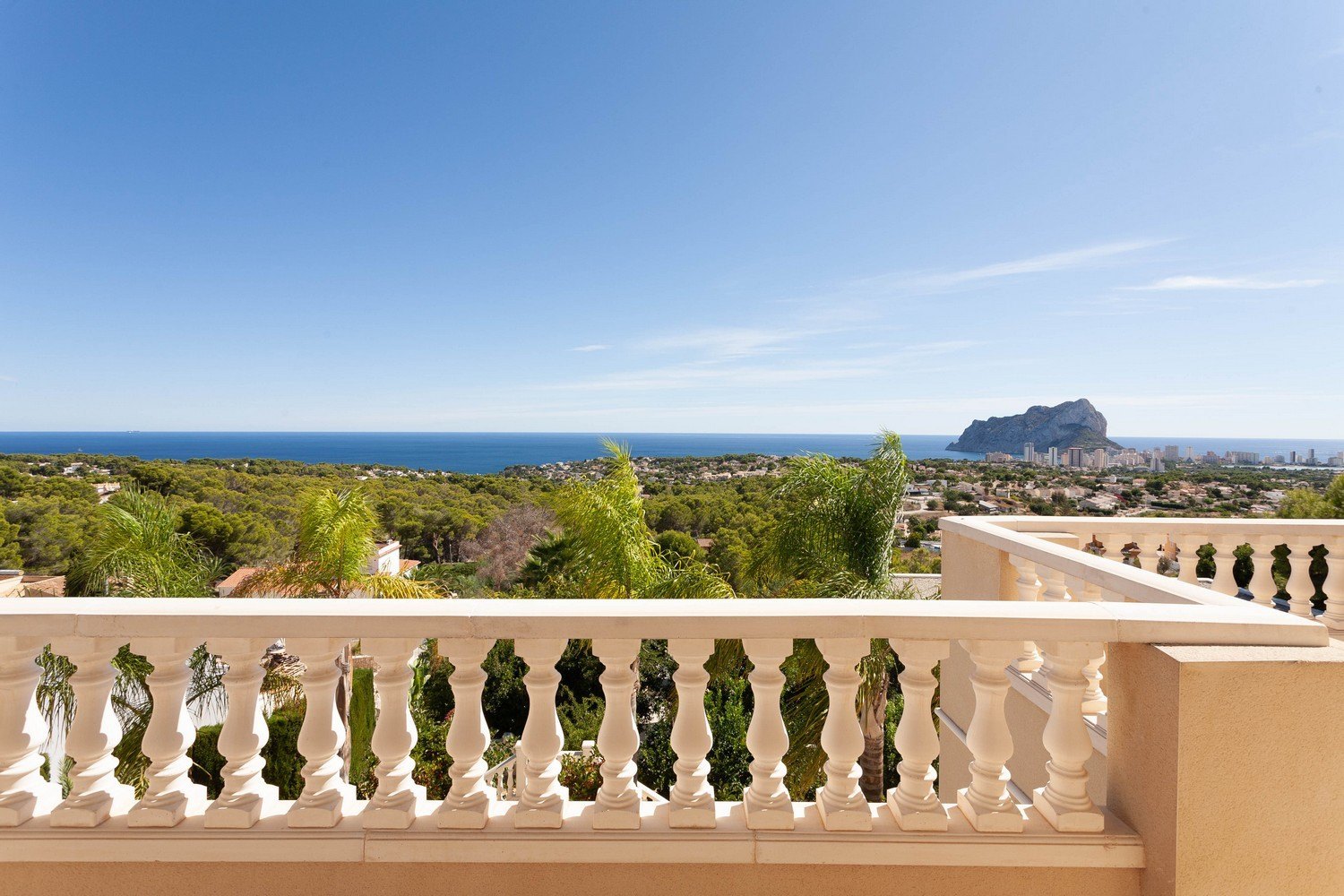 Vue depuis la terrasse avec balustrade en pierre vers la mer et le Peñón de Ifach.