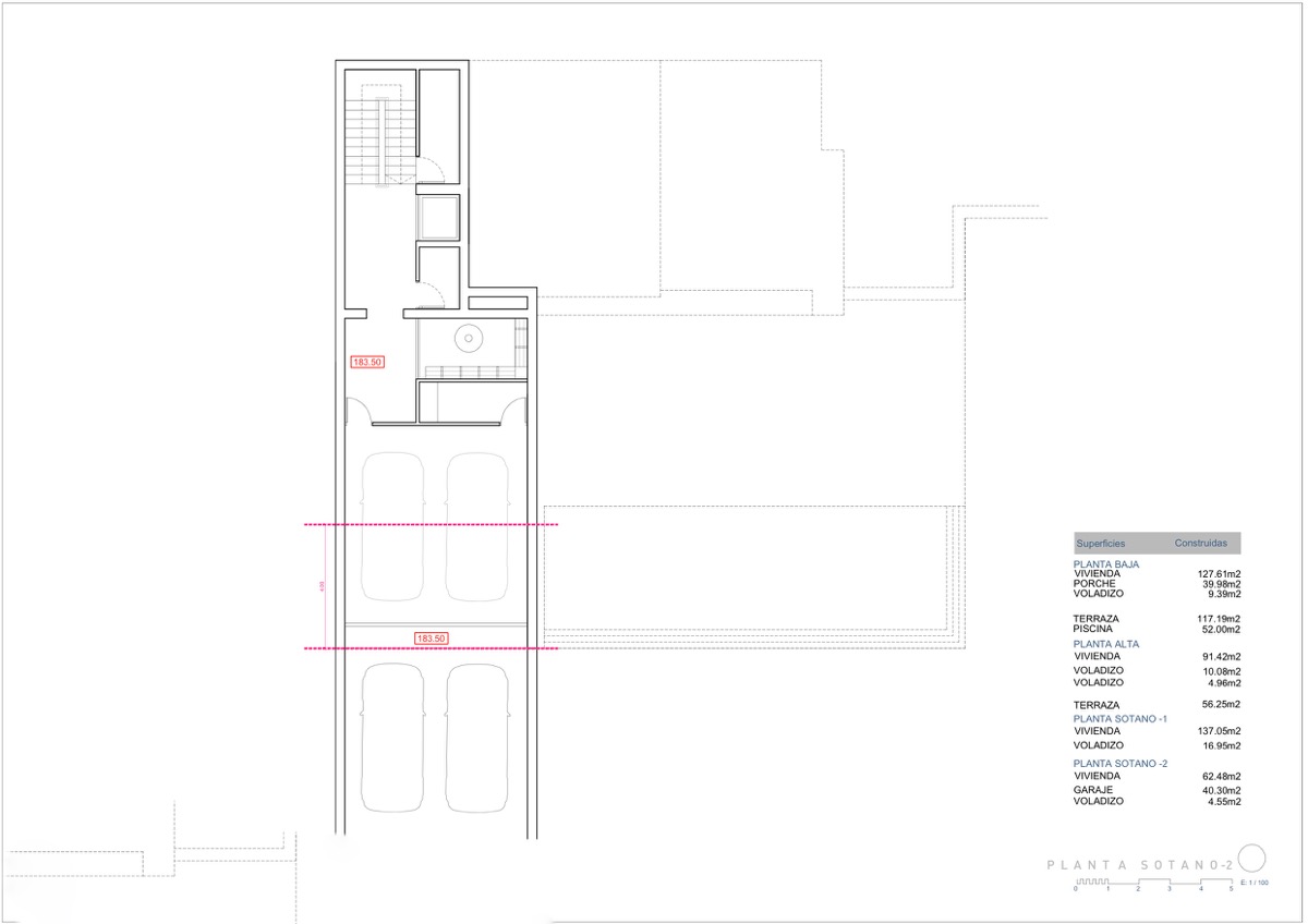 Plan architectural du sous-sol -2, détaillant le vaste garage pour quatre véhicules, la cage d'escalier et l'accès à l'ascenseur interne.