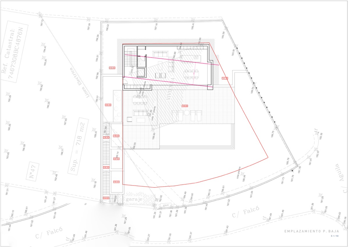 Plan de masse du rez-de-chaussée détaillant l'implantation de la villa, de la piscine et de l'accès au garage sur le terrain de 964 m2 à Benissa.