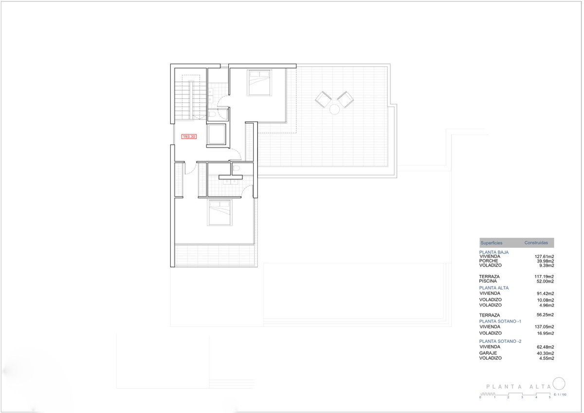 Plan technique de l'étage supérieur détaillant la disposition des chambres avec salles de bains attenantes, l'ascenseur et une grande terrasse.