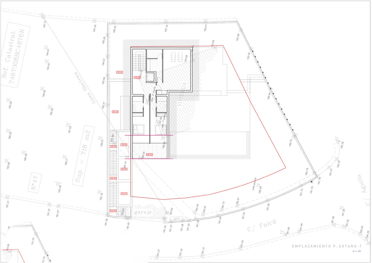 Plan technique d'implantation du sous-sol -1, illustrant le garage, l'escalier intérieur, l'ascenseur et les limites du terrain sur la rue Falcó.