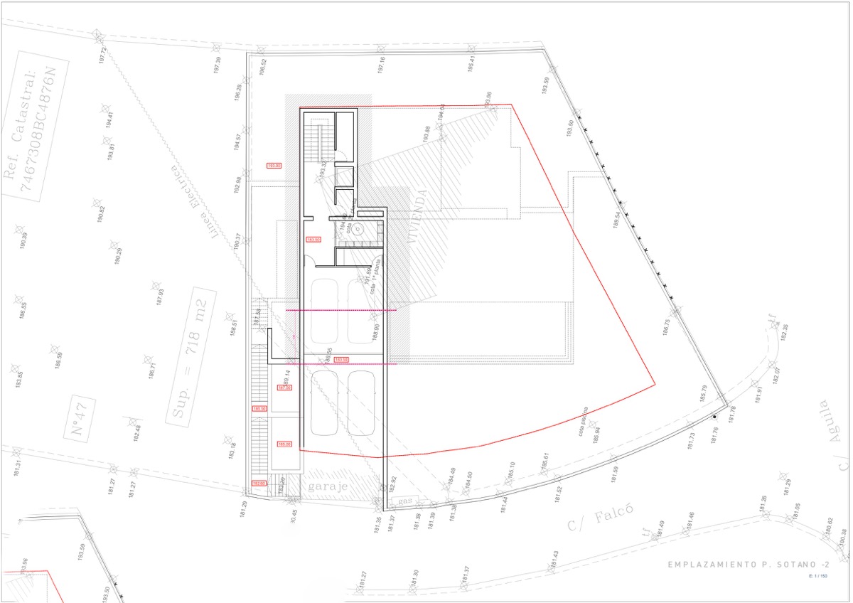 Plan technique du deuxième sous-sol détaillant l'espace garage, l'ascenseur et les limites de la parcelle pour ce projet de villa moderne.